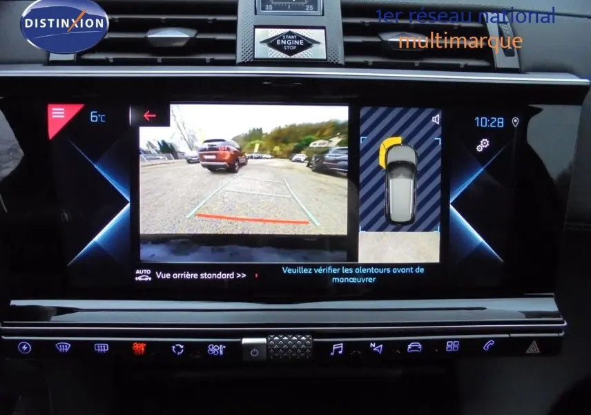 Écran tactile intérieur du DS7 Crossback noir perle métal montrant la caméra de recul et l'aide au stationnement active.