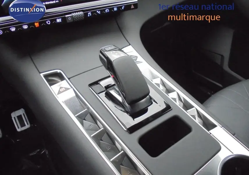 Vue rapprochée de la console centrale noire perle métal du DS7 Crossback E-TENSE avec levier de vitesses automatique et boutons triangulaires.