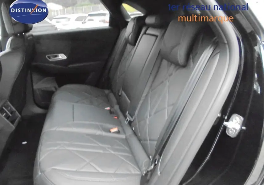 Vue intérieure côté droit montrant la banquette arrière en cuir noir matelassé du DS7 Crossback E-TENSE 2021.
