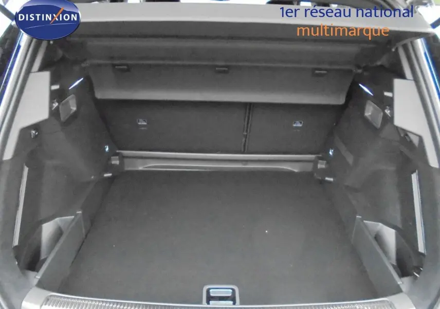 Coffre ouvert vu de l'arrière du DS7 Crossback noir perle métal, espace de chargement spacieux et bien fini.