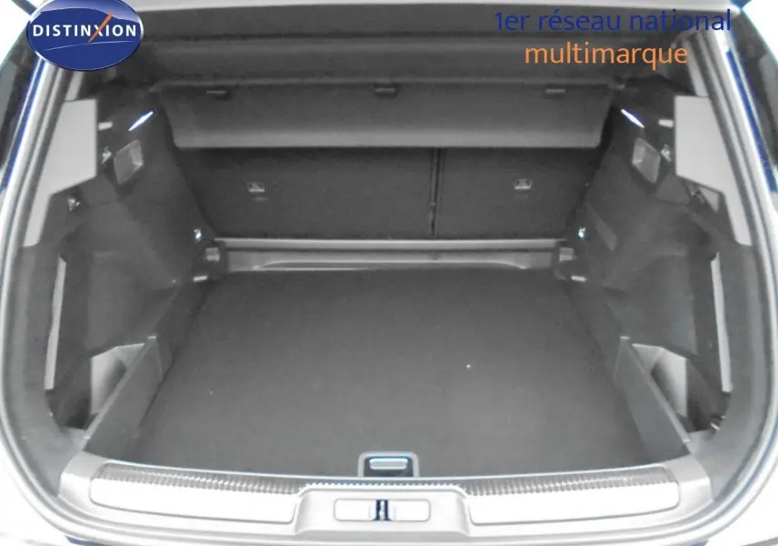 Coffre ouvert du DS7 Crossback E-TENSE noir perle métal, montrant un espace de chargement spacieux et bien fini.