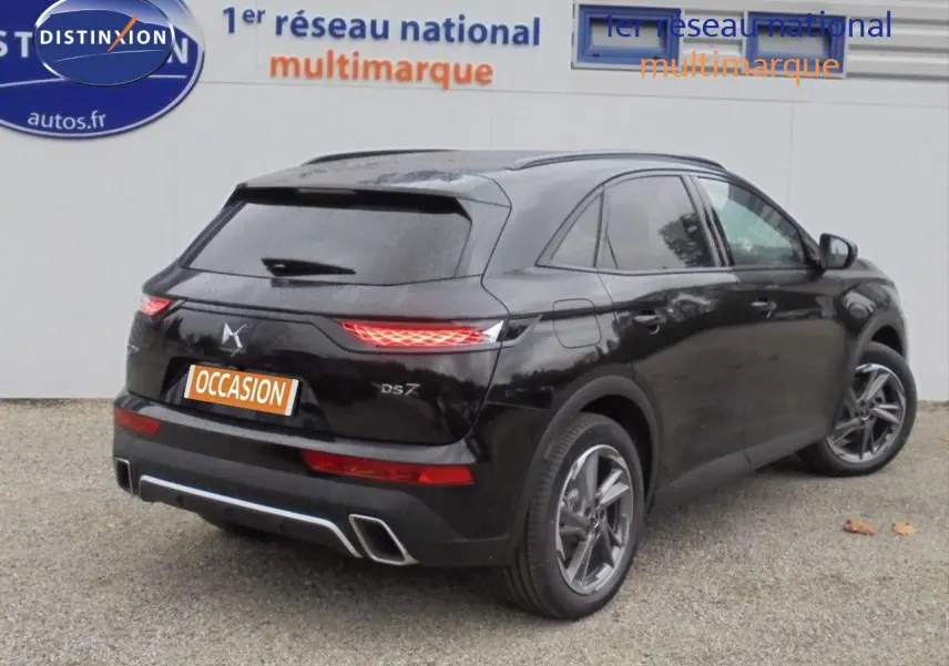 DS7 Crossback E-TENSE noir perle métal vu en 3/4 arrière droit avec feux arrière LED et jantes alliage.