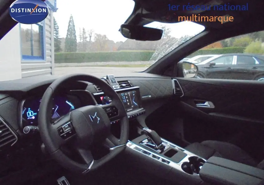 Intérieur du DS7 Crossback noir perle métal, vue côté conducteur, tableau de bord et console centrale modernes avec écran tactile.