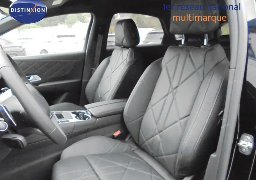 Intérieur du DS7 Crossback noir perle métal, vue côté gauche sur les sièges en cuir noir matelassé et console centrale.
