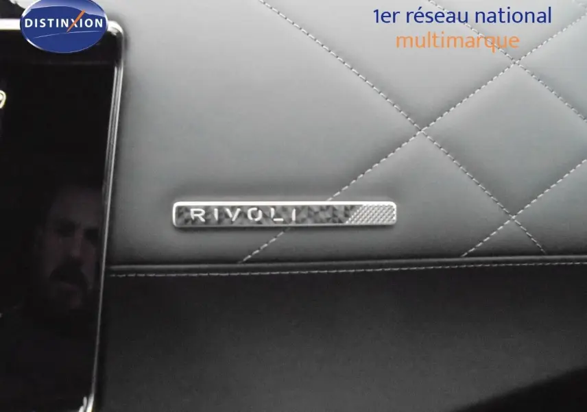 Détail intérieur montrant la surpiqûre et le badge Rivoli sur la planche de bord en cuir noir du DS7 Crossback.