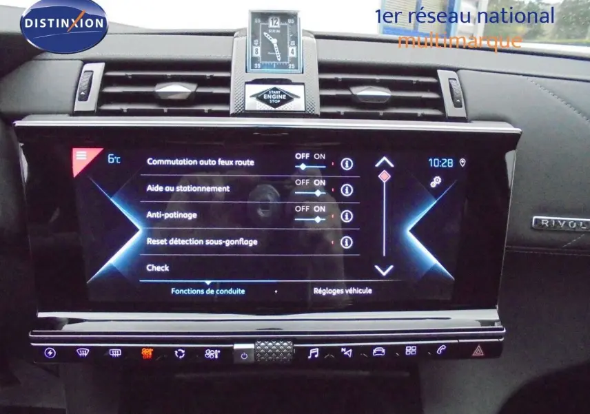 Écran tactile central du tableau de bord du DS7 Crossback noir perle, affichant les réglages d'aide à la conduite.