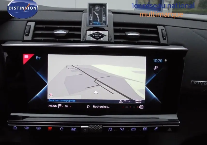 Tableau de bord du DS7 Crossback noir perle métal, affichage GPS central et horloge digitale en haut.