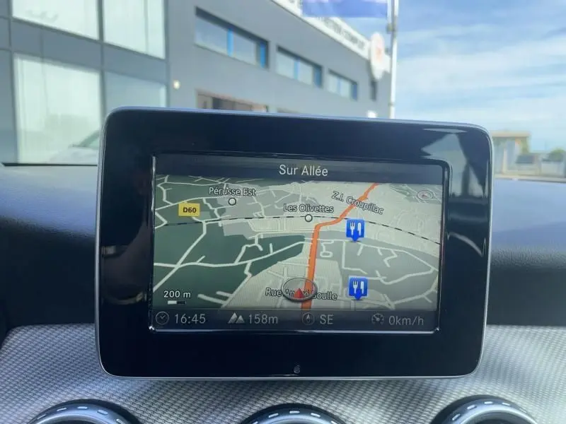 Écran de navigation du Mercedes GLA 200 D Sensation 2017 montrant la carte routière, vu de face à l'intérieur du véhicule.