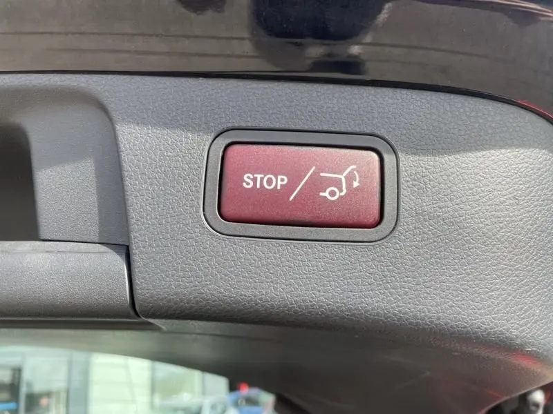 Bouton rouge "STOP" pour fermeture automatique du hayon sur un Mercedes GLA 200 D Sensation noir, vue intérieure arrière.