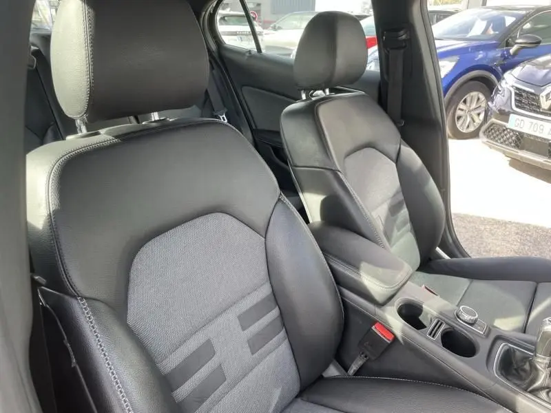 Intérieur du Mercedes GLA 200 D Sensation 2017 en noir, vue rapprochée des sièges avant en cuir et tissu.