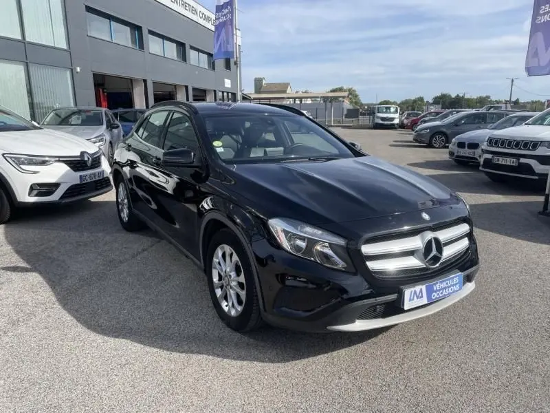 Mercedes GLA 200 D Sensation noire vue 3/4 avant droit sur parking de véhicules d'occasion.