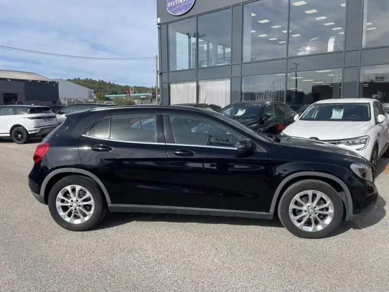 Profil côté gauche d'un Mercedes GLA 200 D Sensation noir 2017, avec jantes alliage et lignes compactes urbaines.