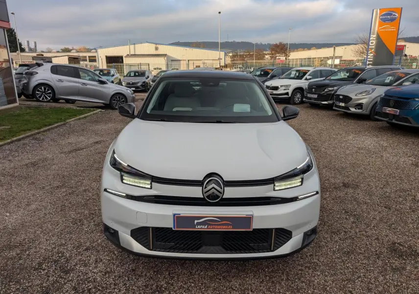 Citroën C4 blanche vue de face avec toit noir bi-ton et signature lumineuse LED distinctive.