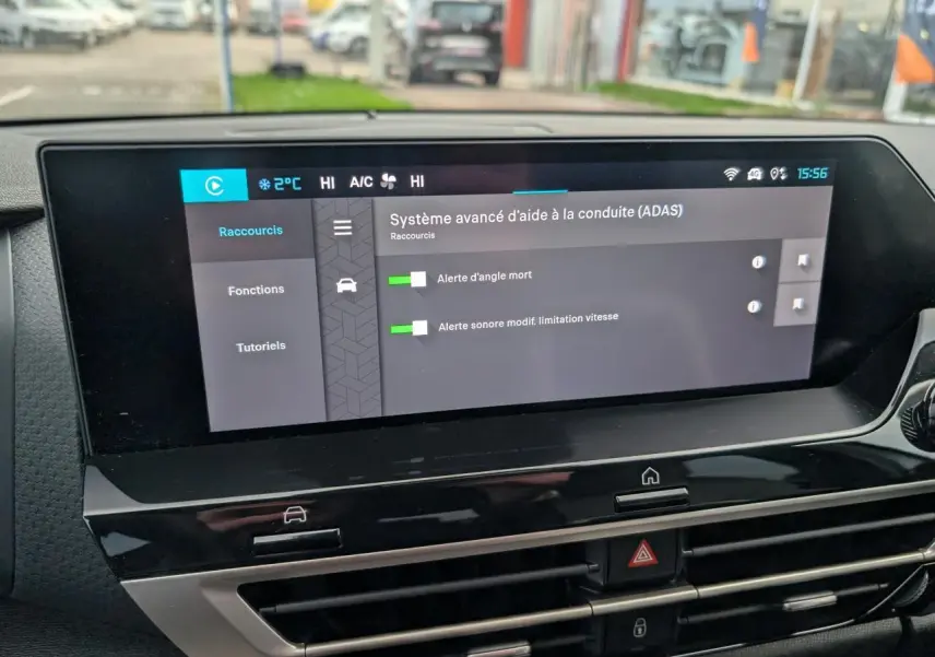 Écran tactile central du tableau de bord du Citroën C4 2025 affichant les aides à la conduite avancées.