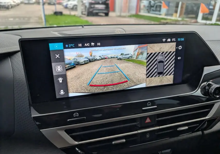 Écran central de la Citroën C4 2025 montrant la caméra de recul et la vue 360° du stationnement