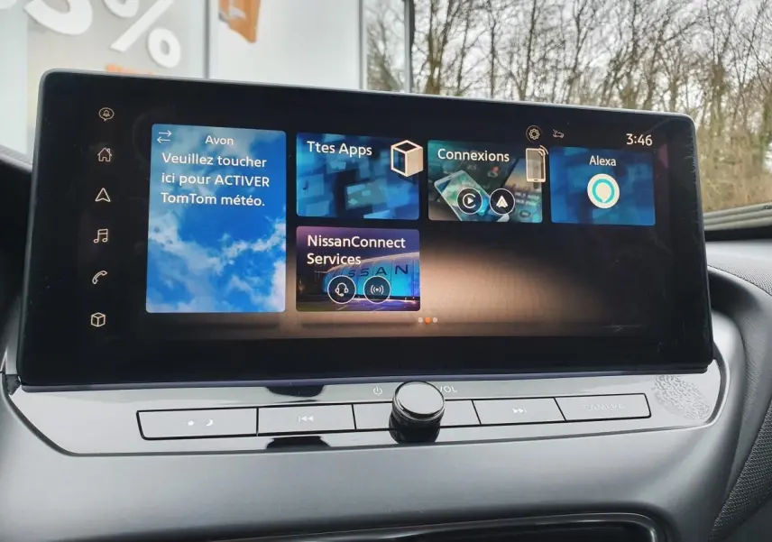 Écran tactile central du Nissan Juke 2025 affichant NissanConnect et Alexa dans l'habitacle.