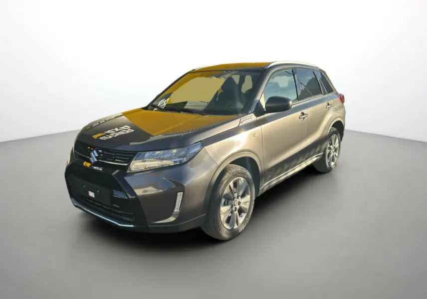 Suzuki Vitara 2025 titan dark gray vue 3/4 avant droit avec jantes alu 17 pouces et feux LED allumés.