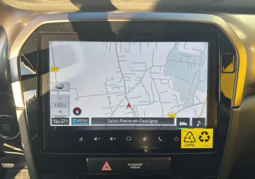 Écran tactile 9 pouces du Suzuki Vitara 2025 affichant la navigation GPS sur fond noir intérieur.