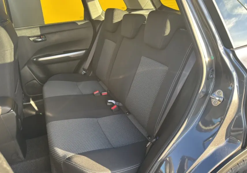 Vue intérieure côté droit sur la banquette arrière noire et grise du Suzuki Vitara Titan dark gray 2025 avec porte ouverte.