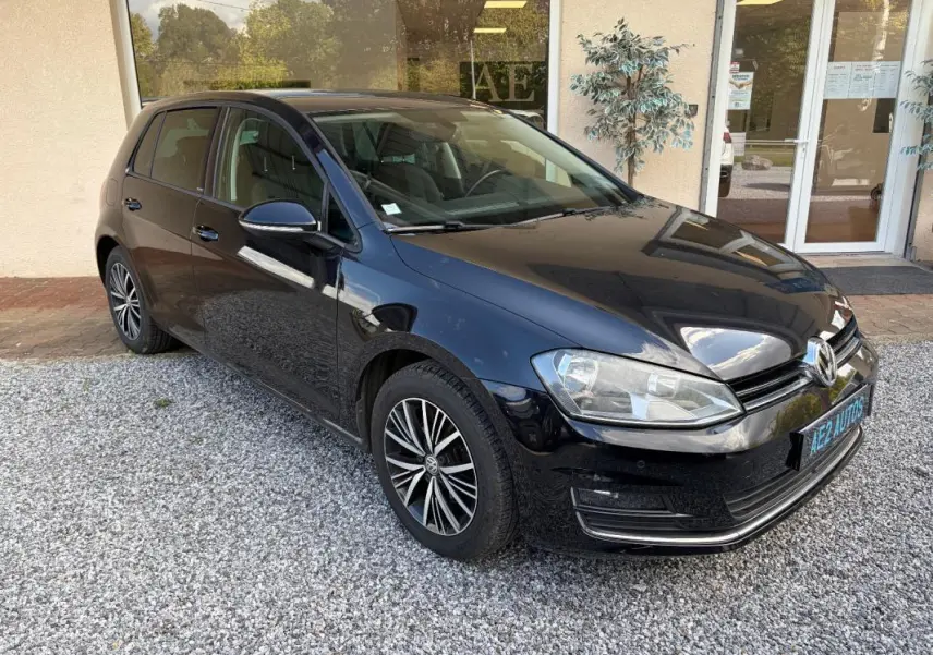 Volkswagen Golf 7 noir vue 3/4 avant droit, avec jantes alliage et rétroviseurs électriques rabattables.
