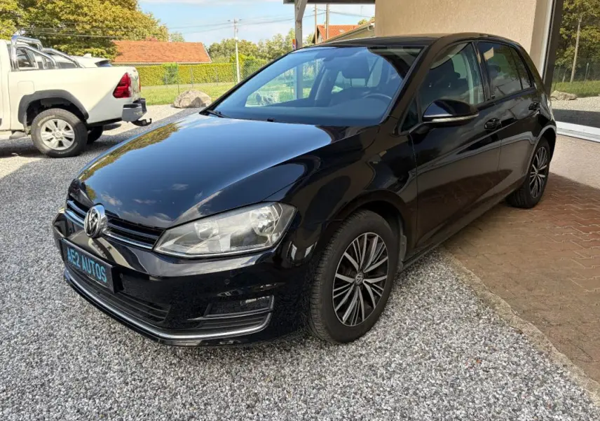 Volkswagen Golf 7 noir vue 3/4 avant droit, avec jantes alliage et rétroviseurs électriques rabattables.
