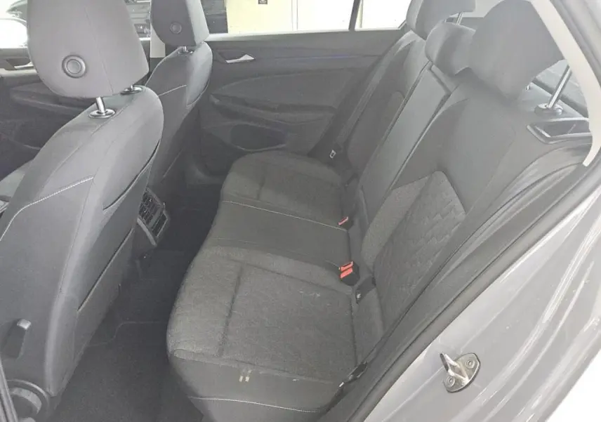 Vue intérieure côté droit des sièges arrière gris foncé de la Volkswagen Golf 8 VIII 1.0 TSI 110 Goal 2024.