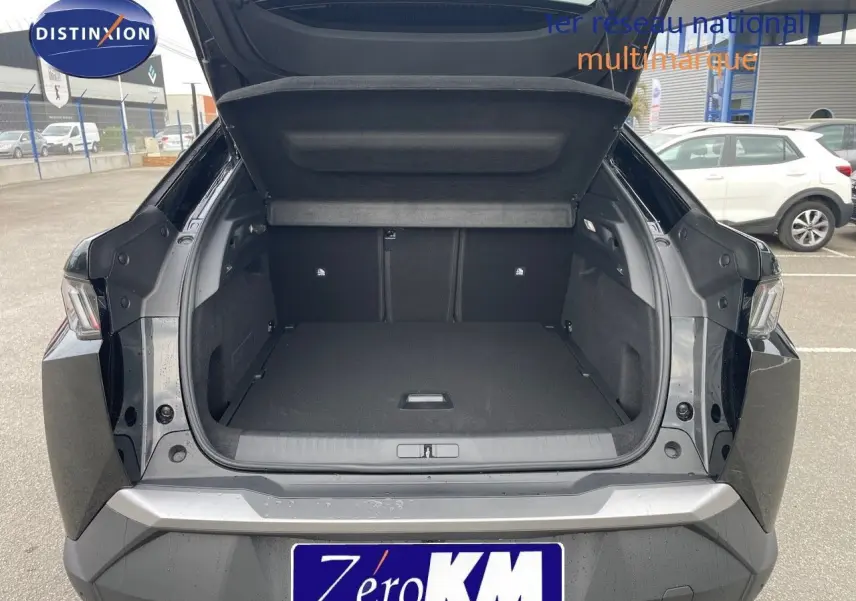 Coffre ouvert d'un Peugeot 3008 Hybrid noir perle métal vu de l'arrière, montrant un espace de chargement spacieux et propre.