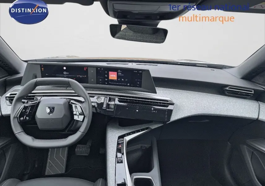 Intérieur du Peugeot 3008 Hybrid 2025 vu de face, tableau de bord moderne avec écran large et volant compact noir.