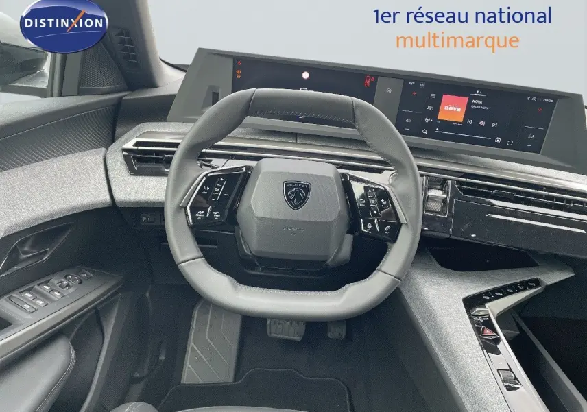 Vue intérieure centrée sur le volant cuir gris et le tableau de bord numérique du Peugeot 3008 Hybrid noir perle 2025.