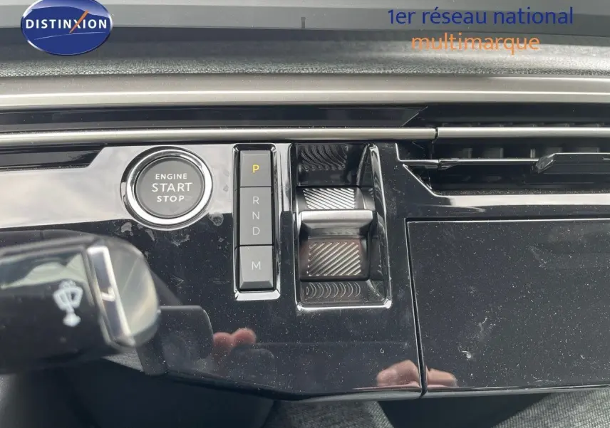 Détail de la console centrale noire brillante du Peugeot 3008 Hybrid 2025 avec bouton start/stop et commandes de boîte auto.