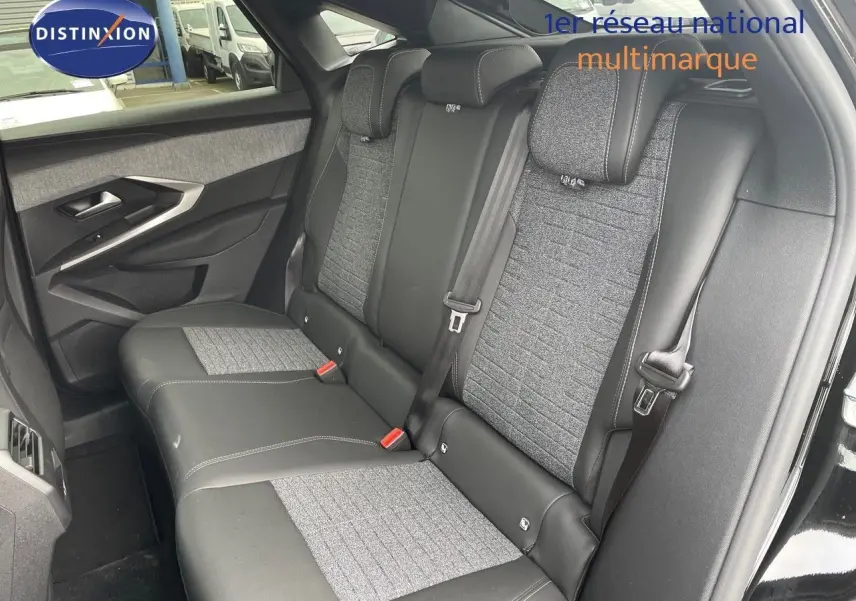 Vue intérieure côté gauche des sièges arrière du Peugeot 3008 noir perle métal avec sellerie mixte tissu gris et cuir noir.