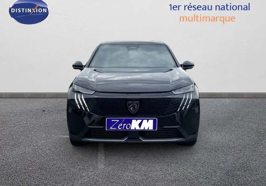 Vue frontale d'un Peugeot 3008 noir perle métal avec feux LED distinctifs en forme de griffes.