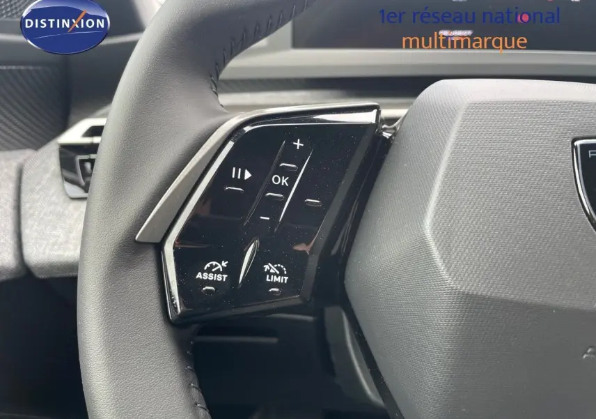 Gros plan sur le volant noir du Peugeot 3008 Hybrid 2025, montrant les commandes multifonctions à gauche.