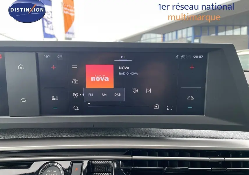 Écran tactile central du tableau de bord du Peugeot 3008 Hybrid noir perle métal, affichant la radio Nova en extérieur.
