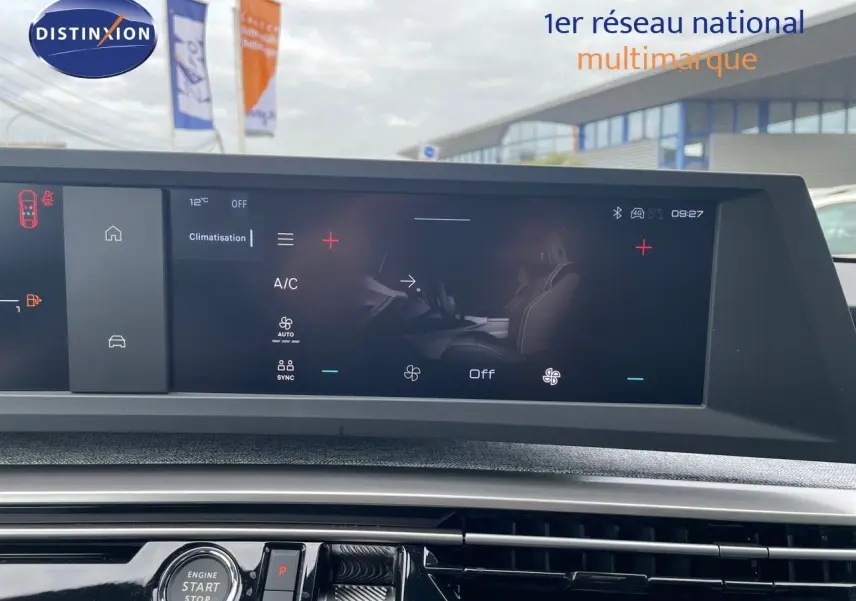 Écran tactile central affichant la climatisation dans l'habitacle d'une Peugeot 3008 2025 noir perle métal.