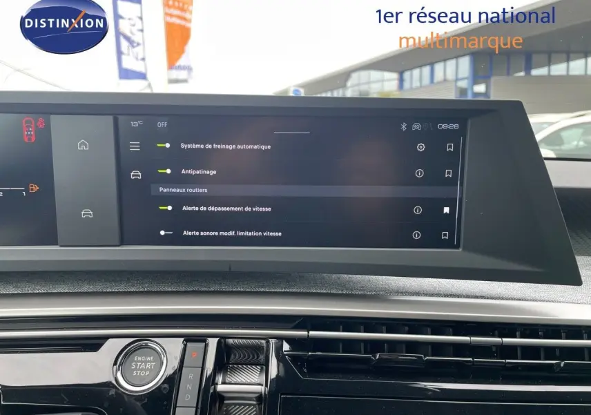 Écran tactile du tableau de bord du Peugeot 3008 Hybrid 2025 affichant les aides à la conduite en intérieur noir.