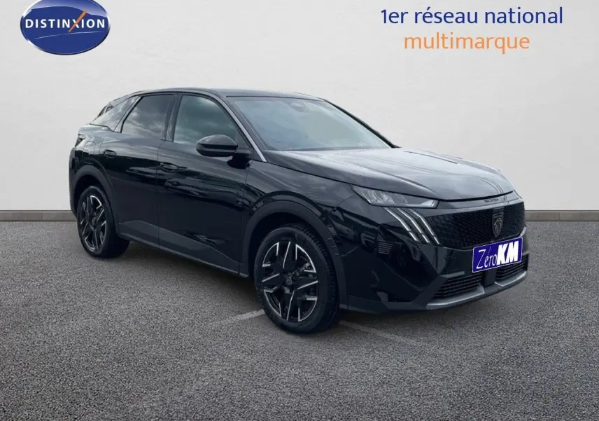 Peugeot 3008 Hybrid noir perle métal vue 3/4 avant droit sur parking devant un mur blanc.