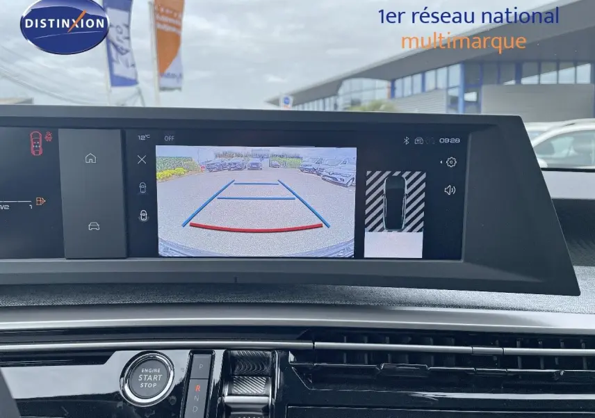 Vue intérieure du tableau de bord du Peugeot 3008 Hybrid noir perle, écran affichant la caméra de recul en marche.