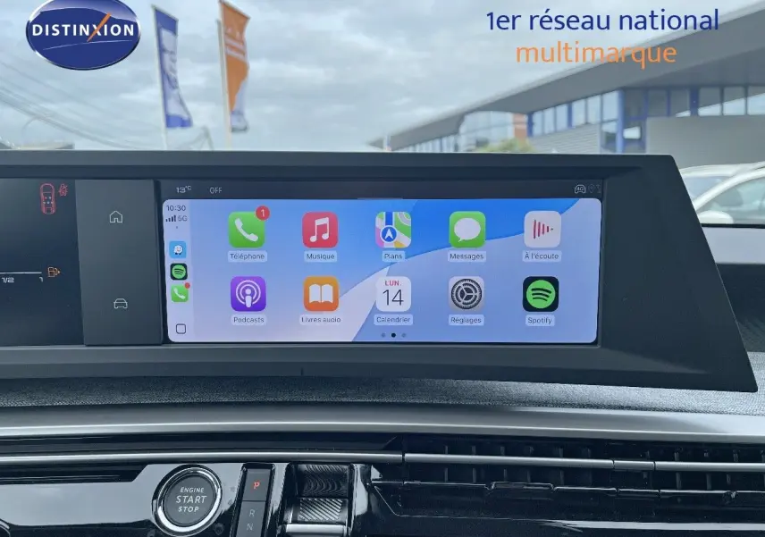 Tableau de bord du Peugeot 3008 Hybrid 2025 avec écran tactile affichant applications connectées.