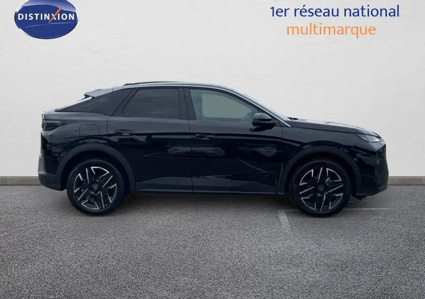 Profil latéral gauche d'un Peugeot 3008 Hybrid noir perle métal de 2025, avec jantes alliage noires et vitres teintées.