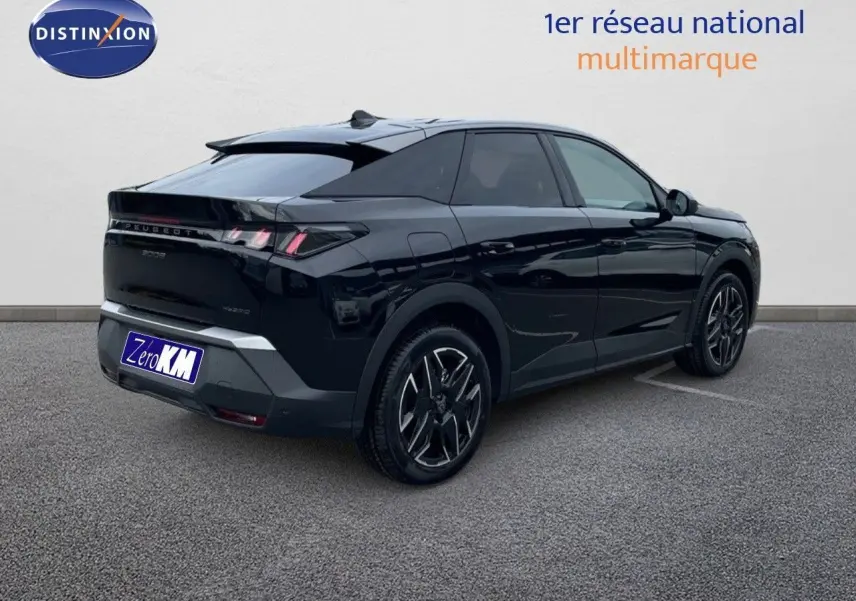 Vue 3/4 arrière droite du Peugeot 3008 Hybrid noir perle métal avec jantes noires et feux LED distinctifs.