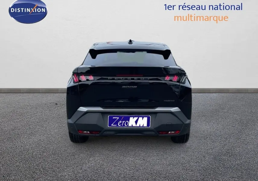 Vue arrière d'un Peugeot 3008 HYBRID noir perle métal de 2025, avec feux LED caractéristiques et plaque Zero KM.