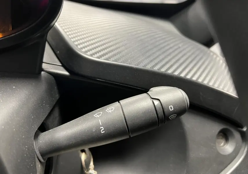 Gros plan sur la commande d'essuie-glace noire dans l'habitacle du Renault Twizy Intens orange 2019.