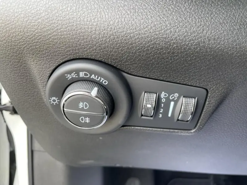 Gros plan sur les commandes d'éclairage intérieures du Jeep Compass blanc 2024, version 1.5 Turbo hybride.