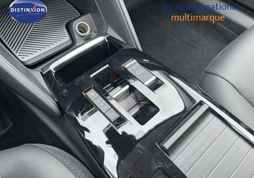 Gros plan sur la console centrale noire brillante de la Citroën C4 2024 avec levier de vitesses automatique et bouton Drive Mode.