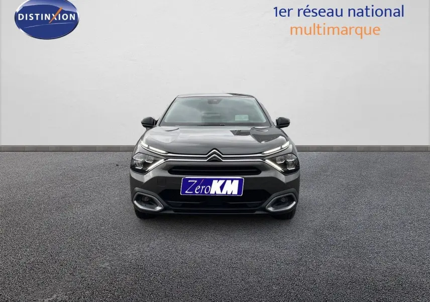 Citroën C4 2024 gris platinium métal vue de face avec feux LED et calandre distinctive sur fond neutre.