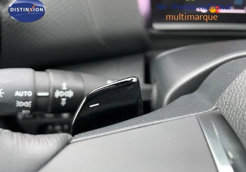 Gros plan sur la palette de changement de vitesse noire à gauche du volant dans une Citroën C4 gris platinium 2024.