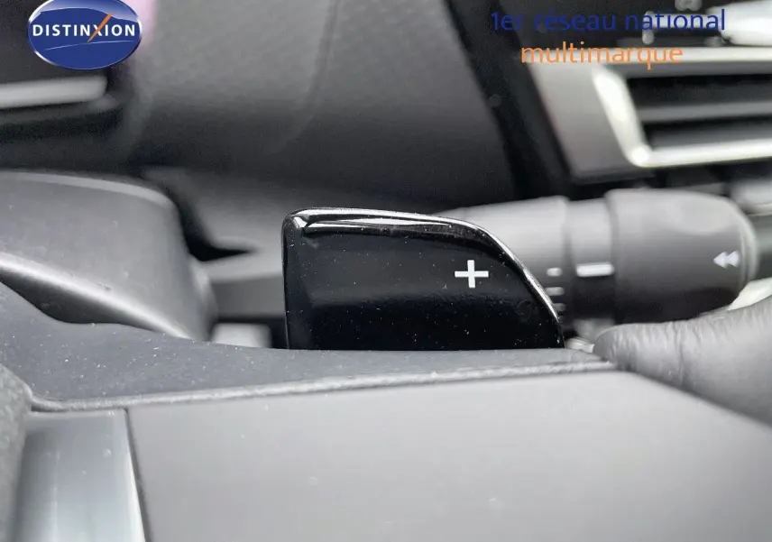 Gros plan sur la palette de changement de vitesse "+" côté droit du volant d'une Citroën C4 gris platinium 2024.