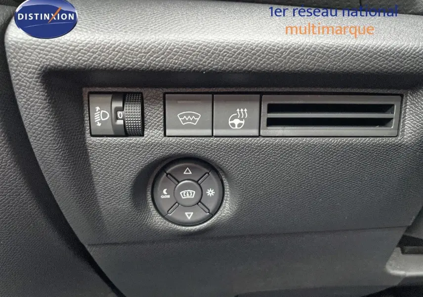 Détail des commandes d'éclairage et chauffage du volant sur le tableau de bord noir d'une Citroën C4 gris platinium.