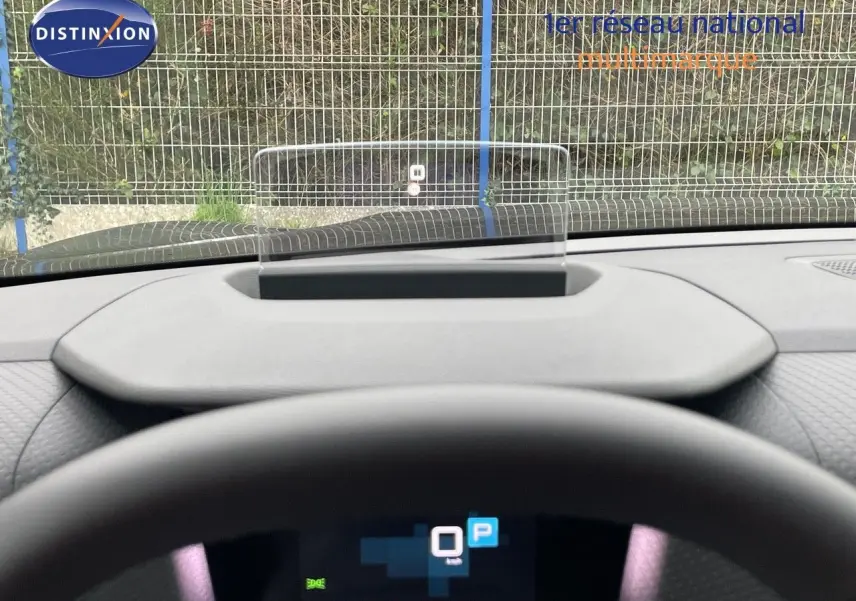 Vue depuis le siège conducteur sur le tableau de bord et l'affichage tête haute d'une Citroën C4 gris platinium 2024.